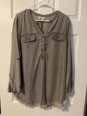 Women's Hesters Orchard Gray Top with Frayed Hem